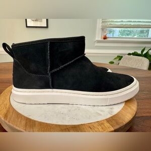 UGG Alameda Mini Boot Womens Sz 10 Black Suede Lined Round Toe Ankle Bootie EUC
